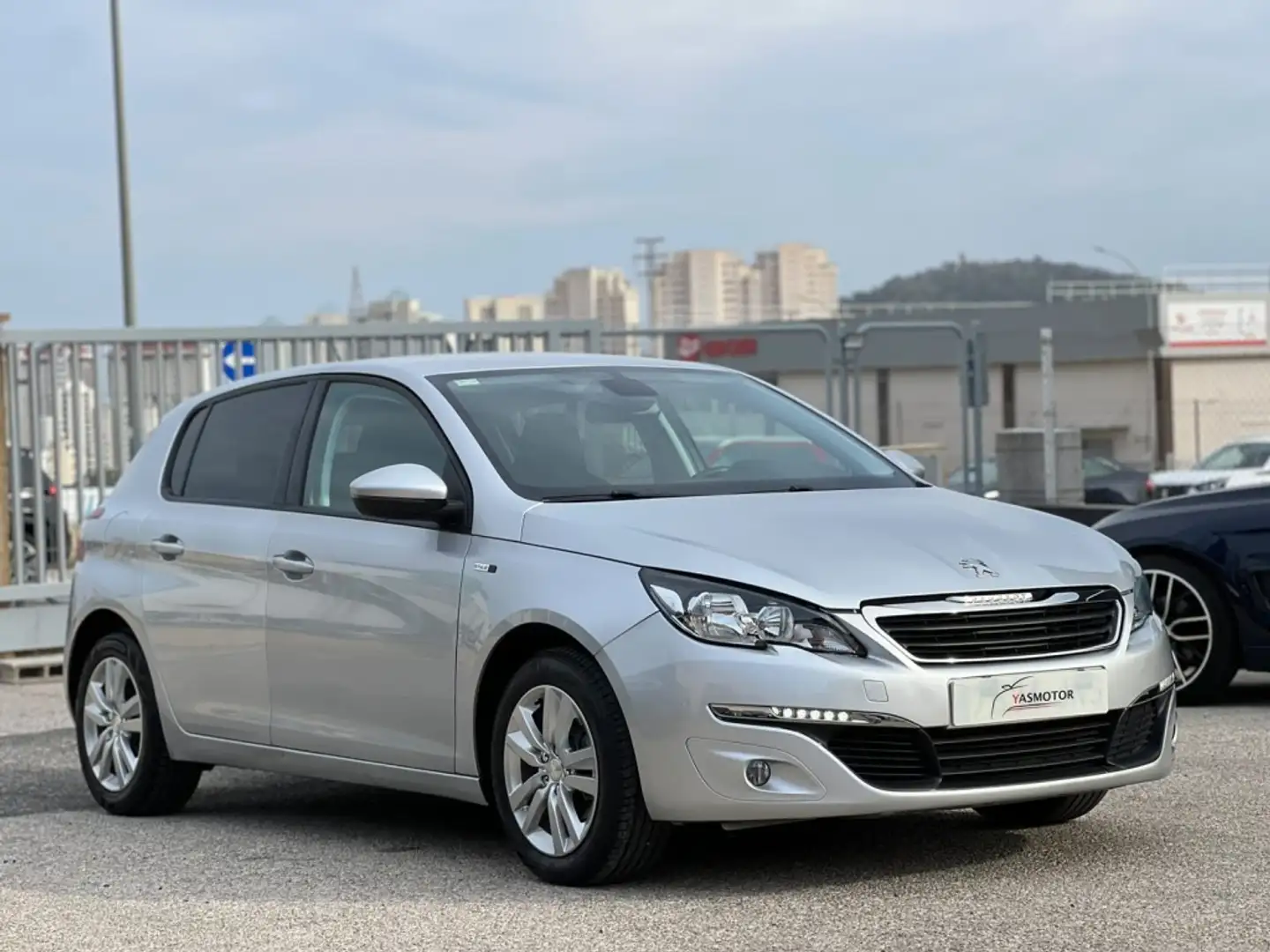 Peugeot 308 1.2 PureTech S&S Access 130 Plateado - 1