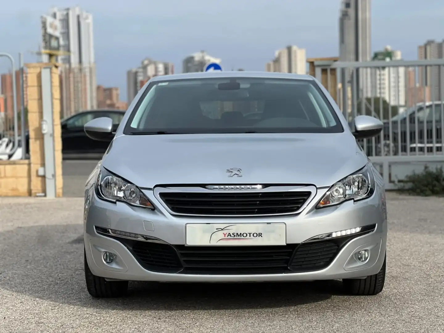 Peugeot 308 1.2 PureTech S&S Access 130 Plateado - 2