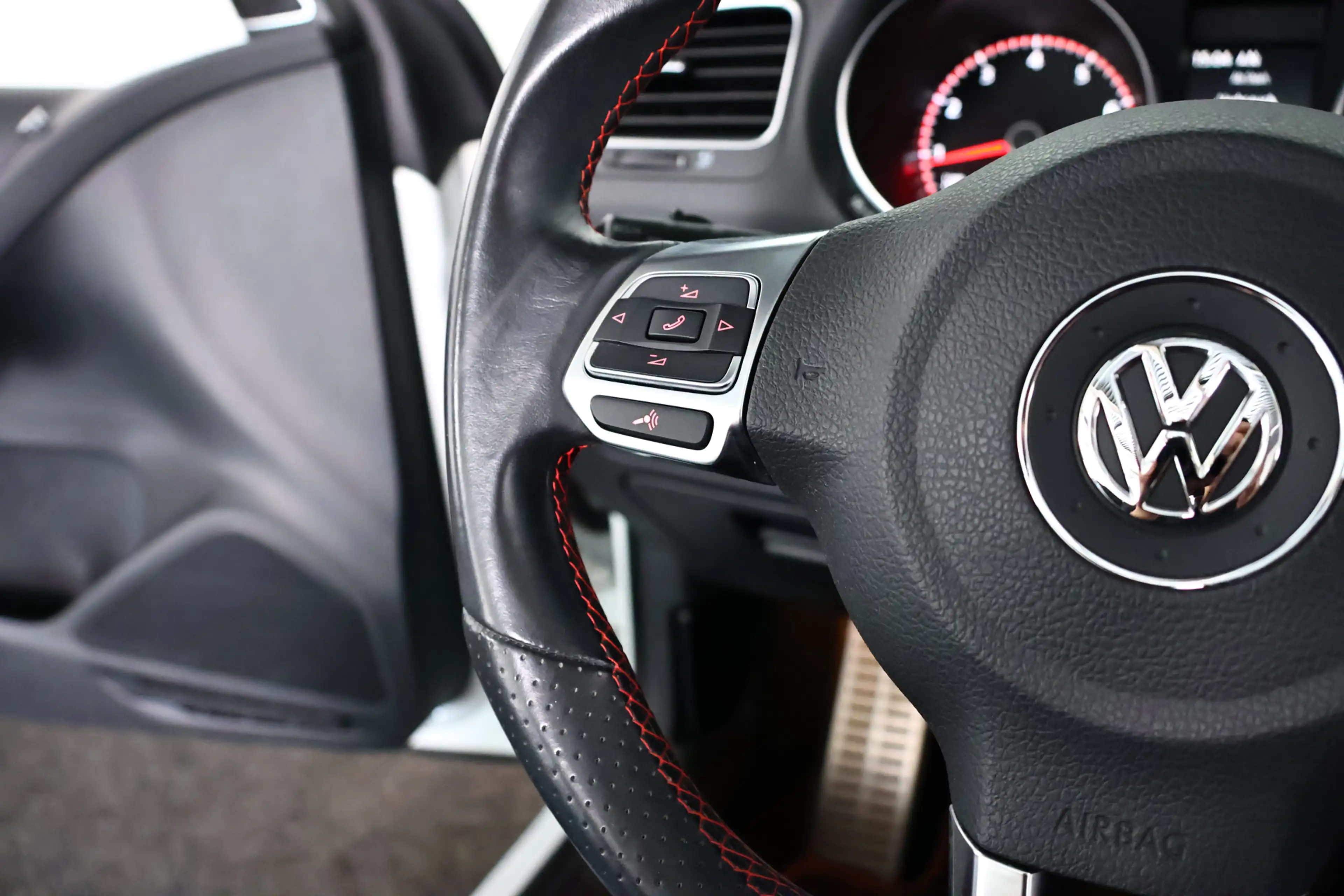Volkswagen Golf Cabriolet 2.0 TSI GTI Cruise / Leder / Navi / Xenon / Dynaud — photo 18