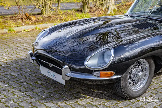 Jaguar E-Type view 11