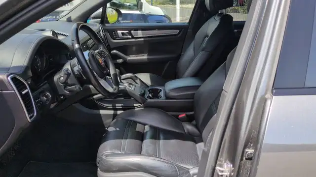 Porsche Cayenne view 26