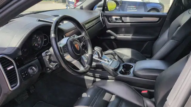 Porsche Cayenne view 8