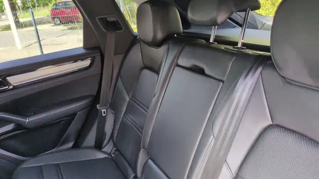 Porsche Cayenne view 9