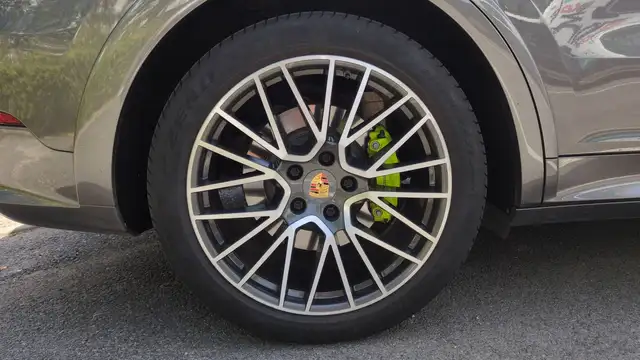 Porsche Cayenne view 16