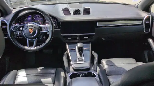 Porsche Cayenne view 11
