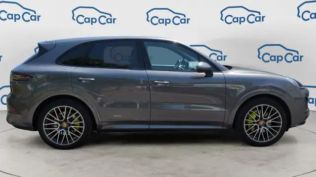 Porsche Cayenne view 4