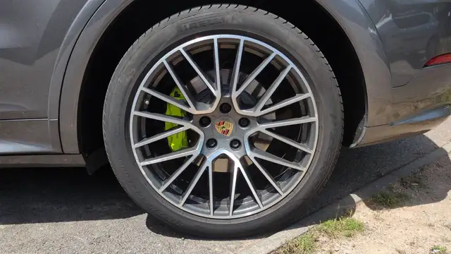 Porsche Cayenne view 19
