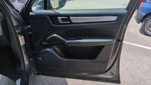 Porsche Cayenne view 22