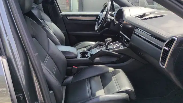 Porsche Cayenne view 25
