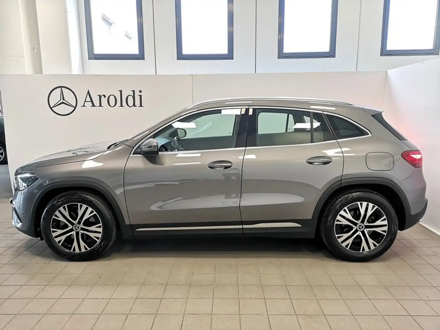 Mercedes-Benz GLA 180 D PRGRESSIVE ADVANCED+GANCIO TRAINO+CARPLAY Gris - 2
