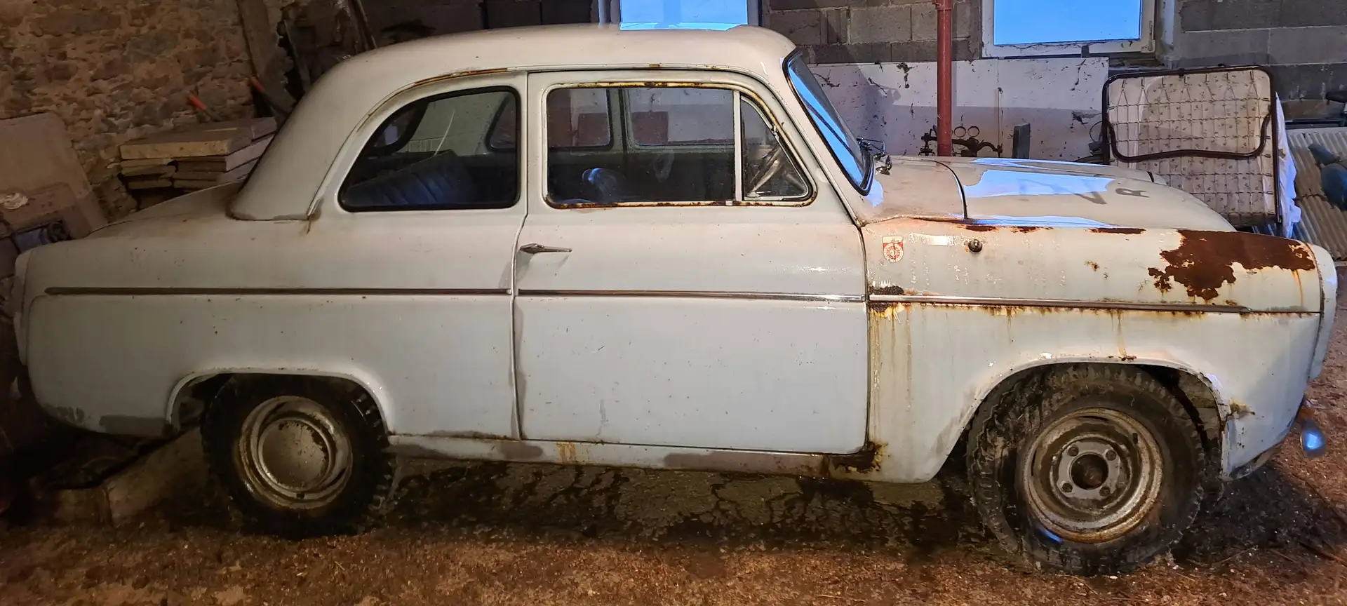 Ford Anglia 101 E-A/32 Blau - 2