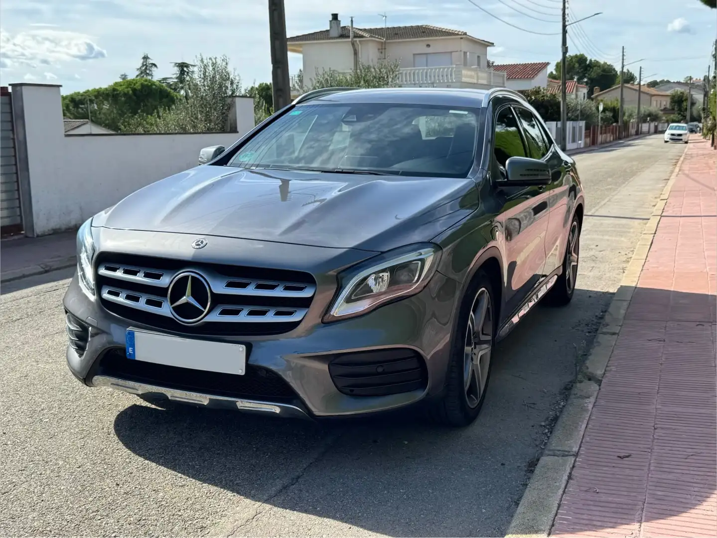 Mercedes-Benz GLA 180 GLA 180 7G-DCT AMG Line 7G-DCT AMG Line Gris - 2