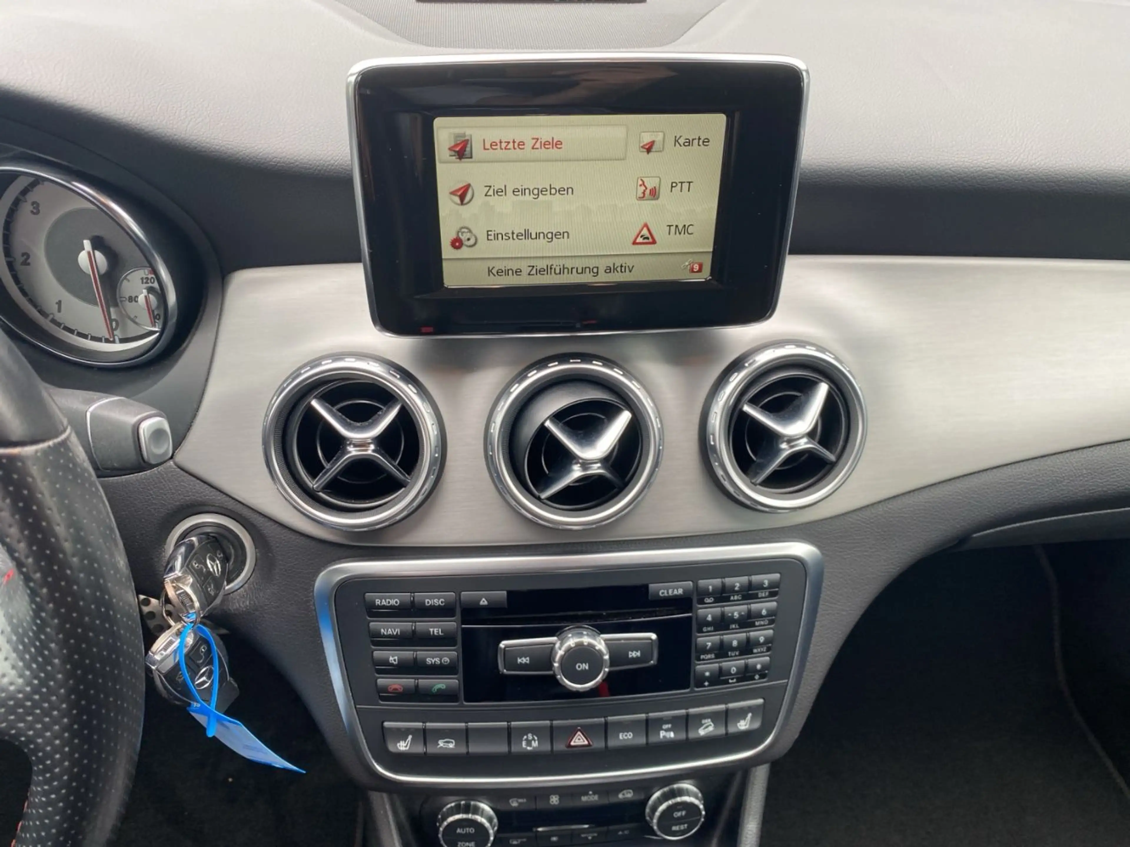 Mercedes-Benz GLA 220 d 4MATIC AMG Line Shz AMG eHeck RKam — photo 9