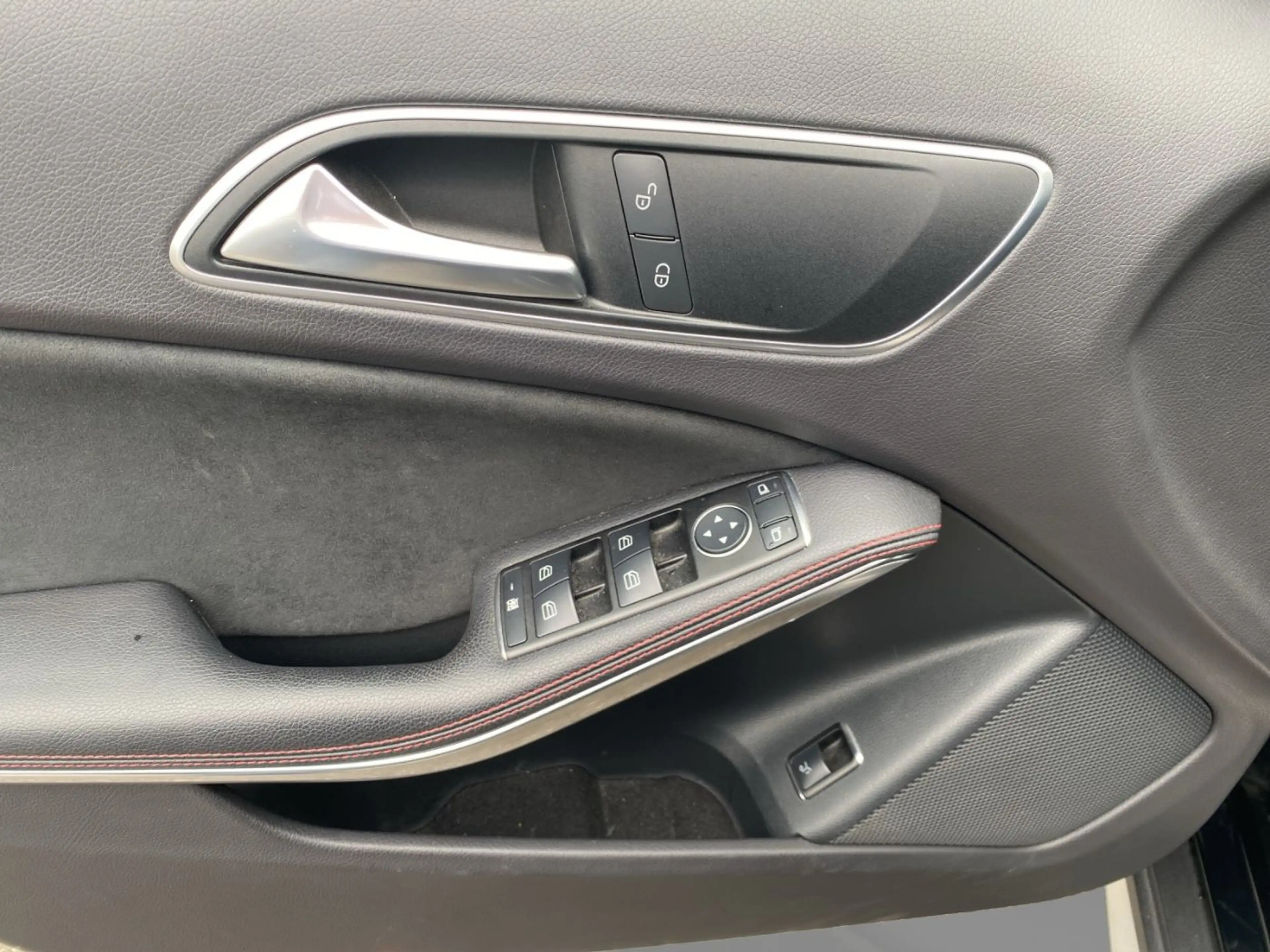 Mercedes-Benz GLA 220 d 4MATIC AMG Line Shz AMG eHeck RKam — photo 8