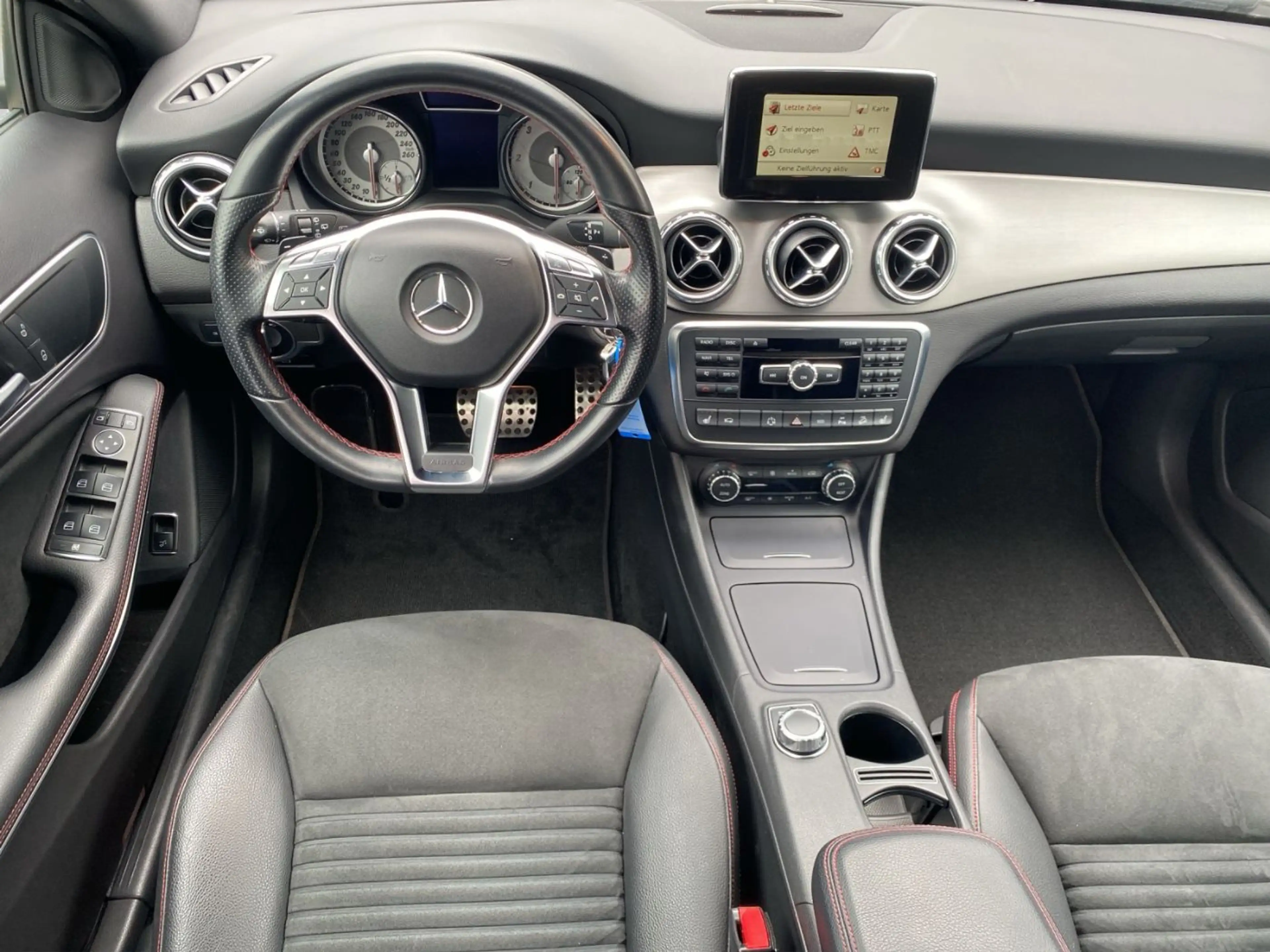 Mercedes-Benz GLA 220 d 4MATIC AMG Line Shz AMG eHeck RKam — photo 4