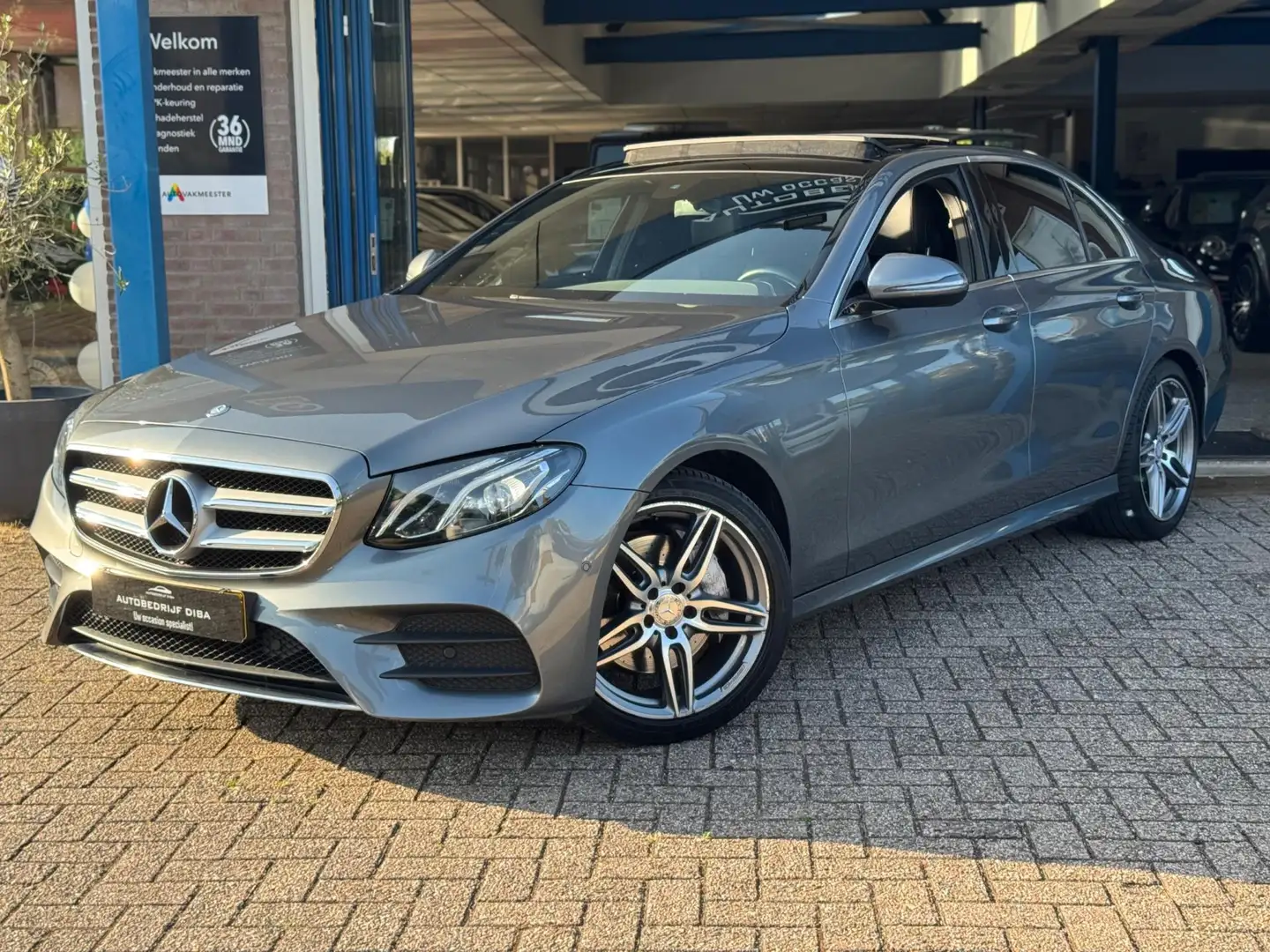 Mercedes-Benz E 200 AMG-Line 2016 AUT PANO CAMERA NAP Grijs - 2