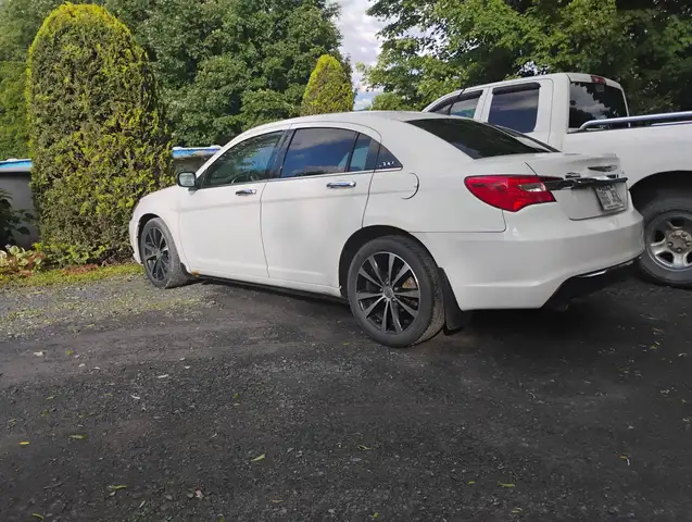 Chrysler 200 2014 — photo 2