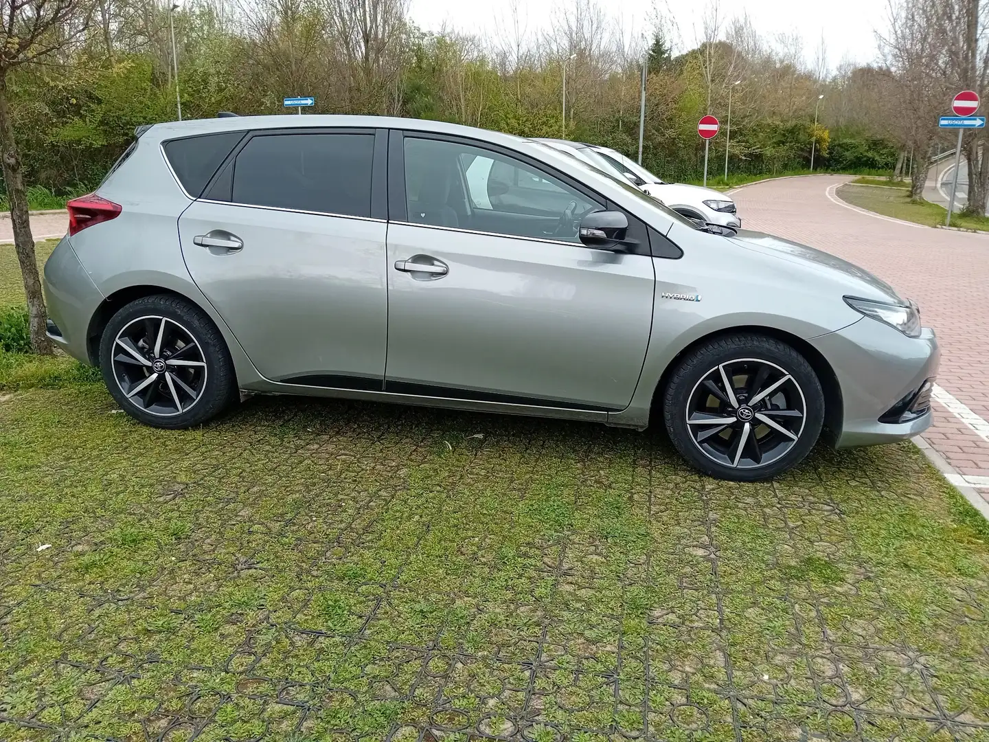 Toyota Auris 1.8h Black Edition cvt - 1