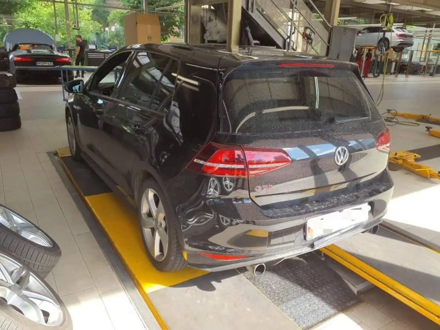 Volkswagen Golf VII Lim. GTI Performance Xenon PDC Tempomat Schwarz - 2
