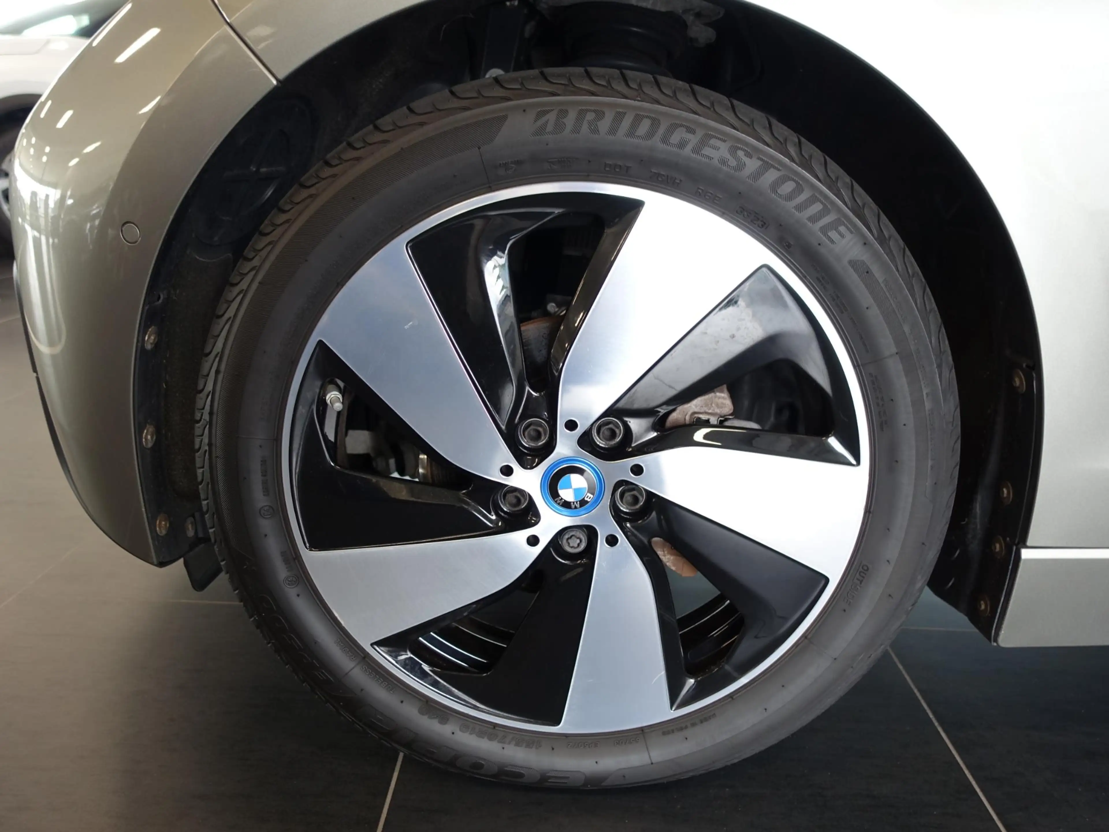 BMW i3 Basis 94Ah 33 kWh *24.265 Km / Navigatie / LMV * — photo 6