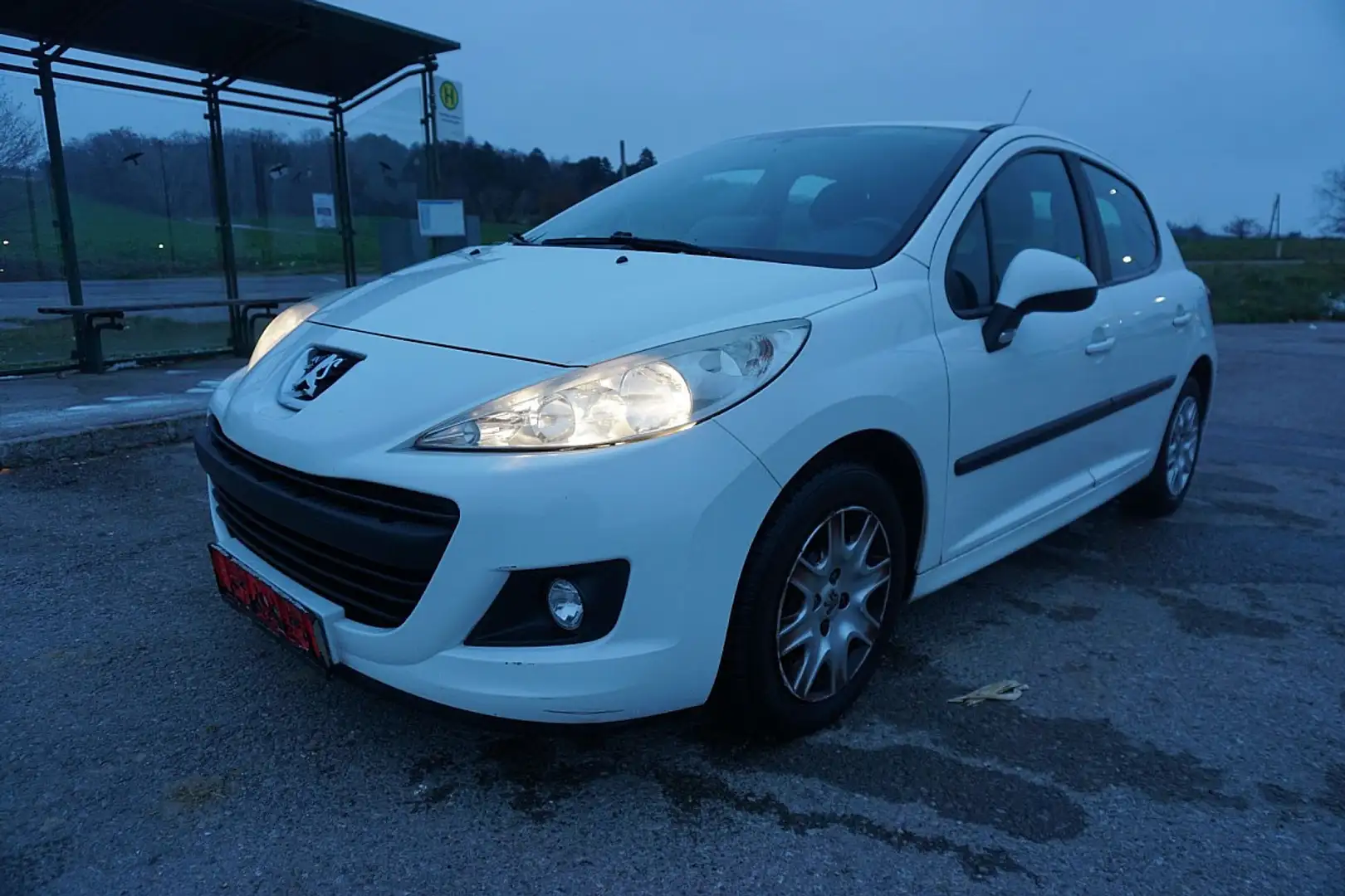 Peugeot 207 Trendy 1,4 HDi 70 FAP Weiß - 2