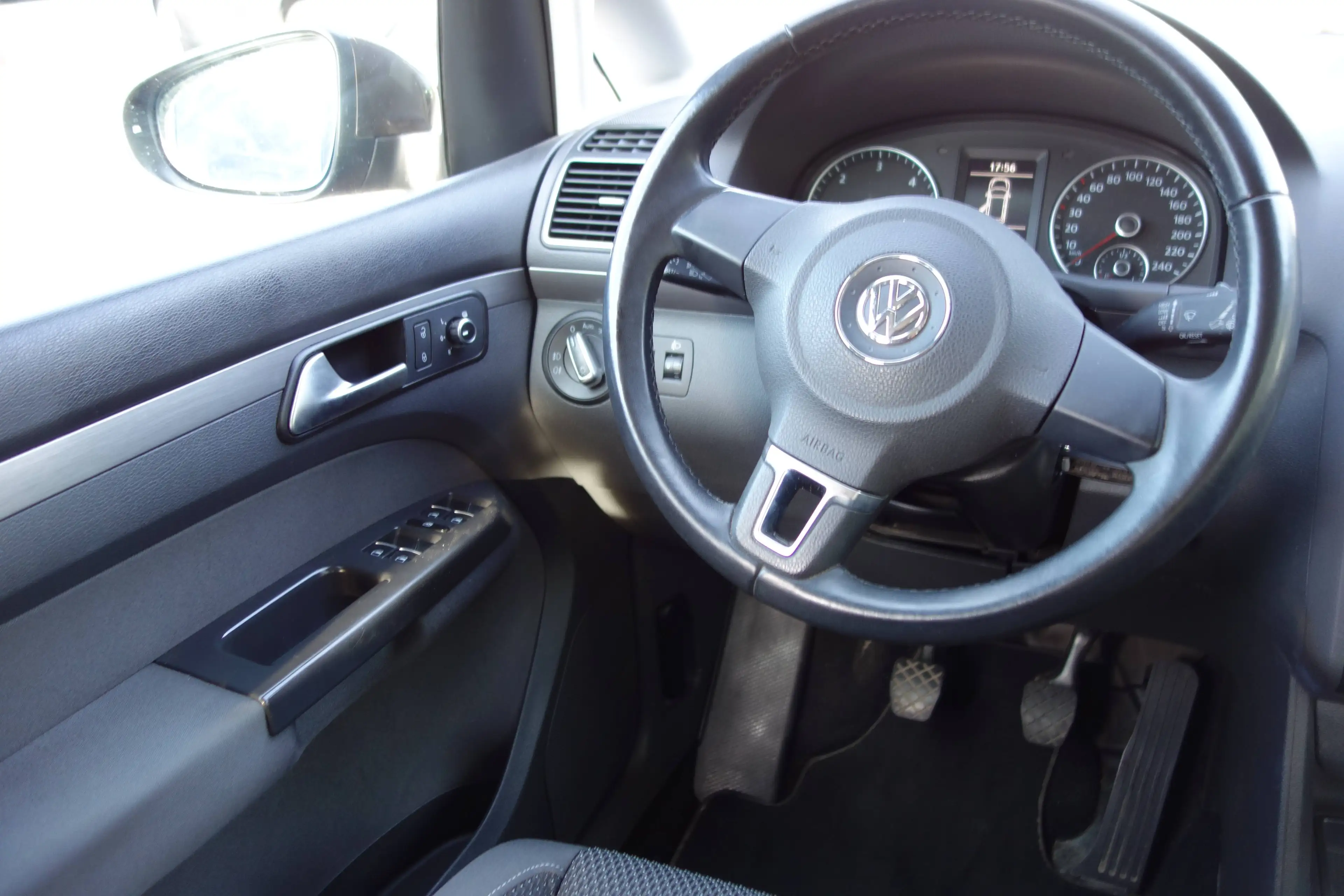 Volkswagen Touran Touran Diesel 1.6 TDI DPF BlueMotion Technology Comfortline — photo 9