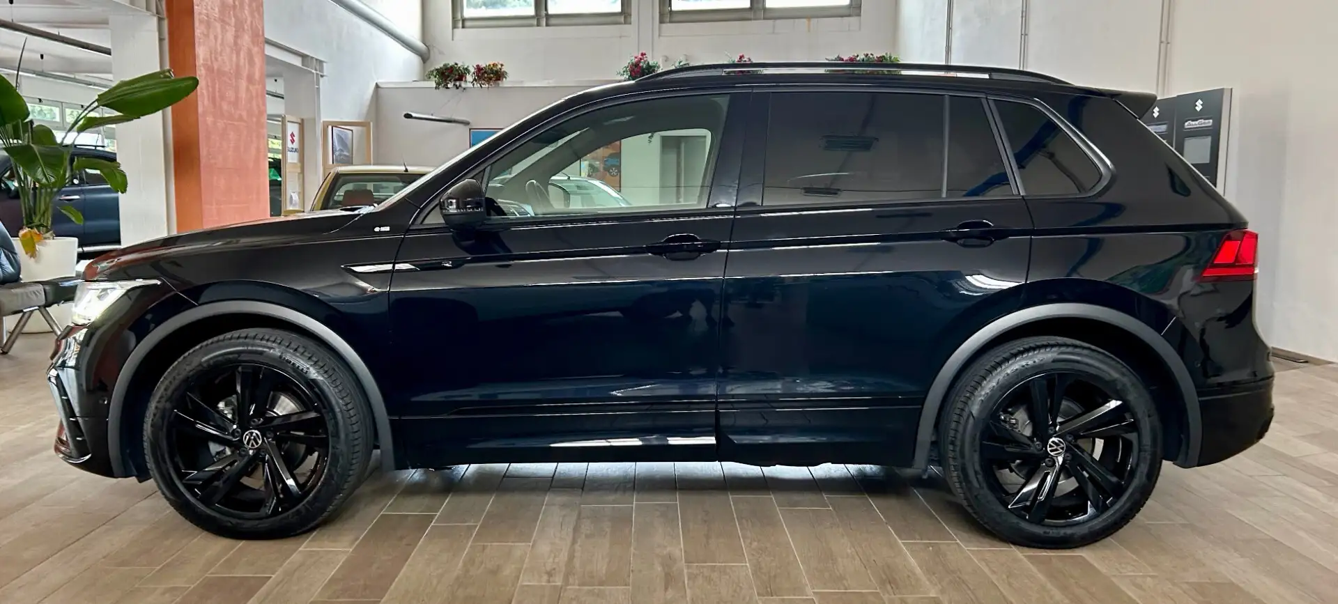 Volkswagen Tiguan 2.0 TDI 150 CV SCR DSG R-Line Nero - 2