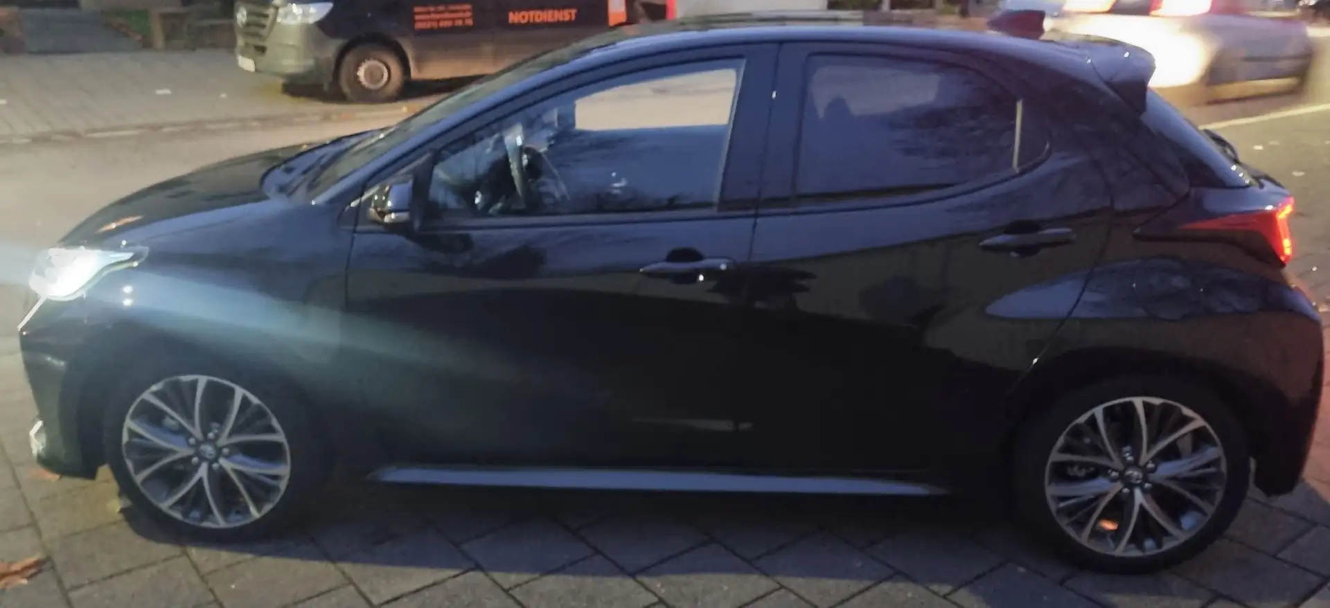 Toyota Yaris Hybrid Style Schwarz - 2