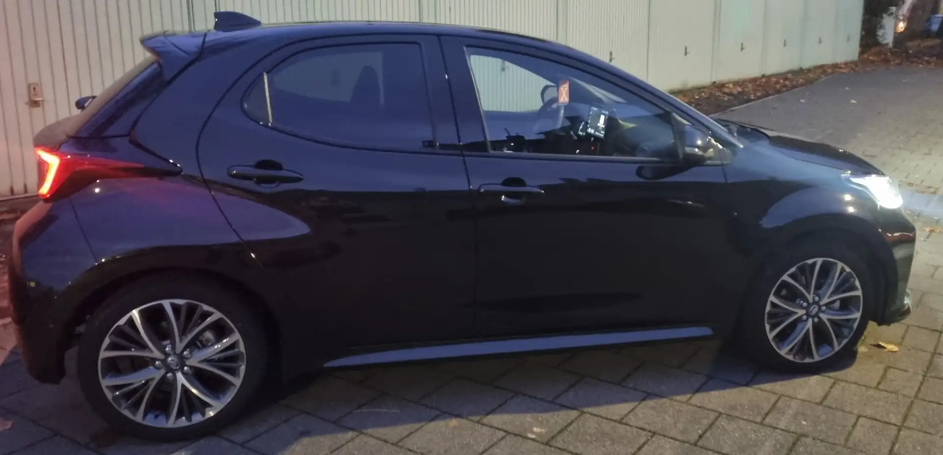 Toyota Yaris Hybrid Style Schwarz - 1