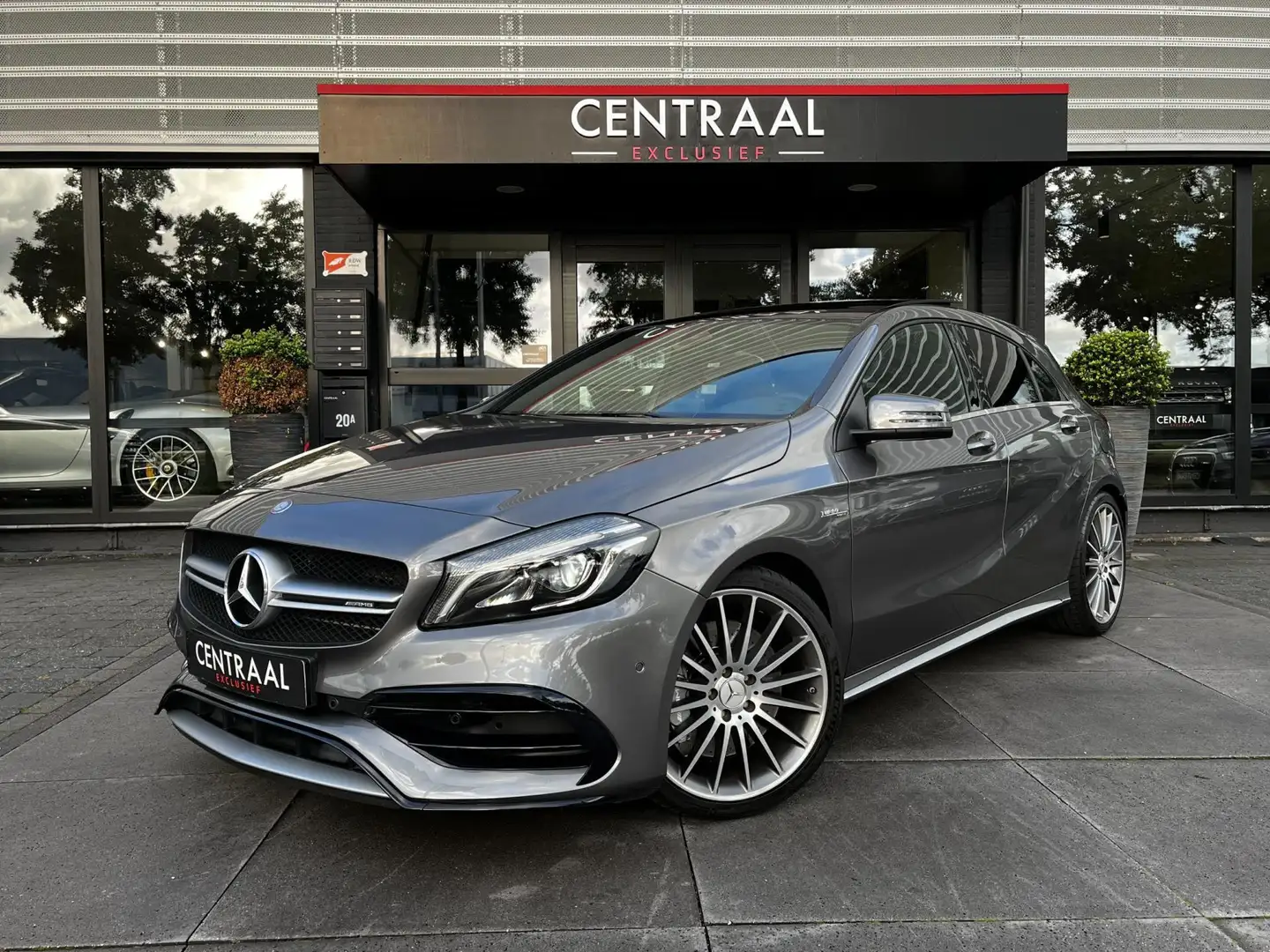 Mercedes-Benz A 45 AMG 4MATIC 381PK|Pano|Armytrix|Camera|Leder|Navi|Cruis Grijs - 1