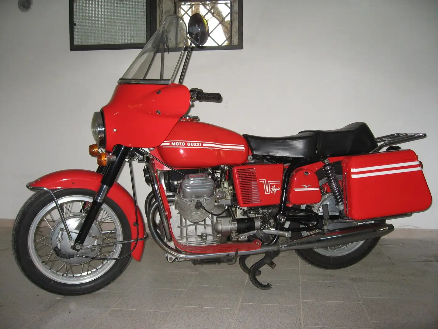 Moto Guzzi V 7 crvena - 1