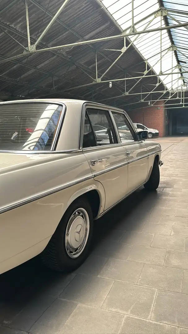 Mercedes-Benz 240 - 2