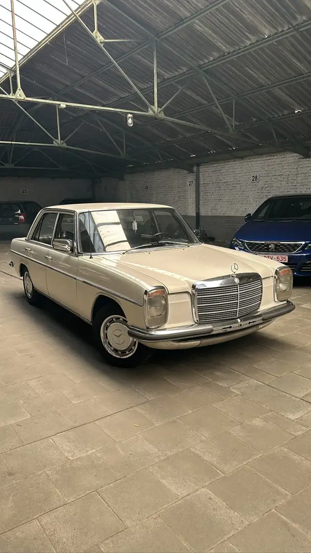 Mercedes-Benz 240 - 1