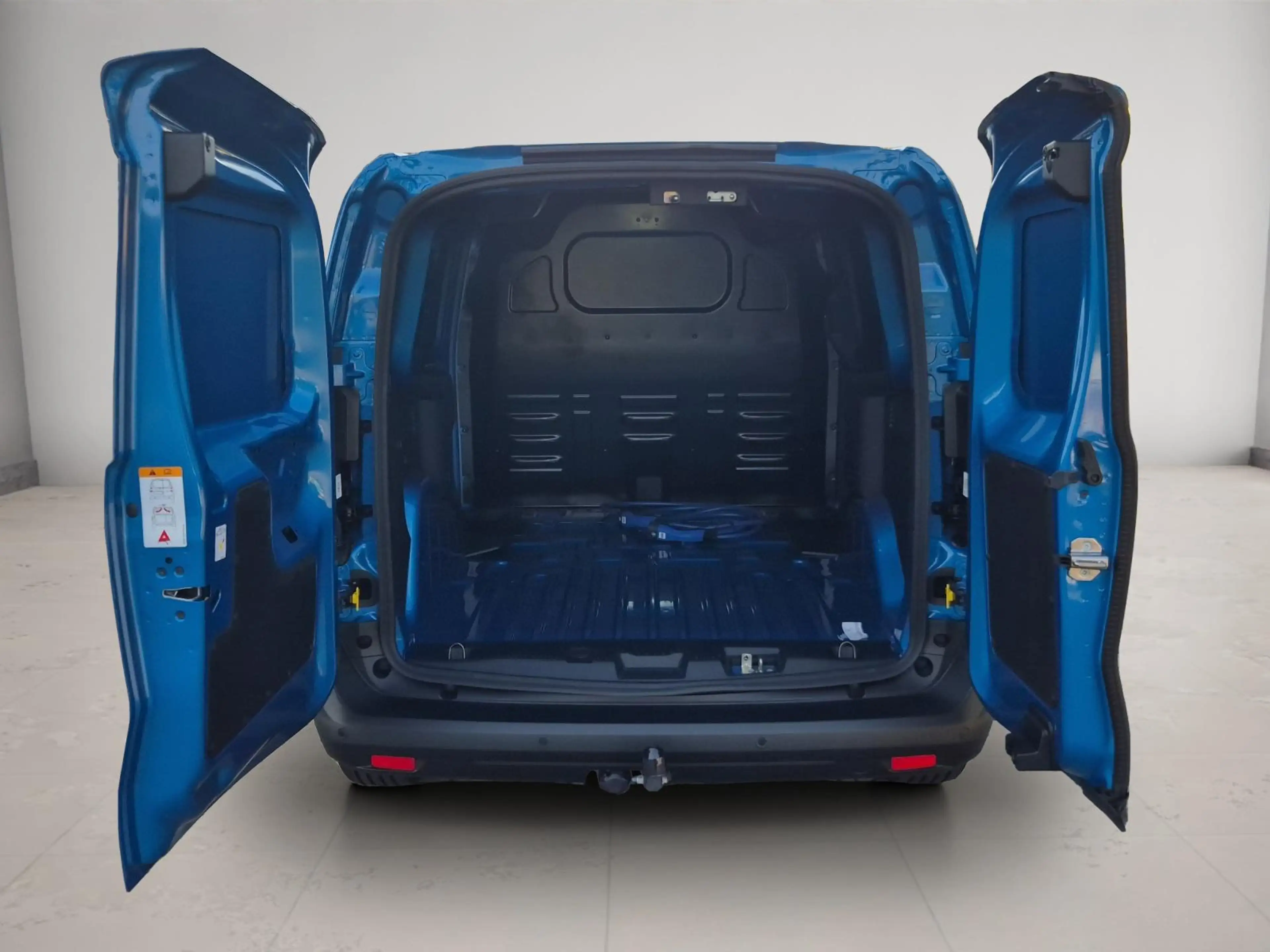 Ford Transit Courier E-Transit Limited 44 kWh — photo 28