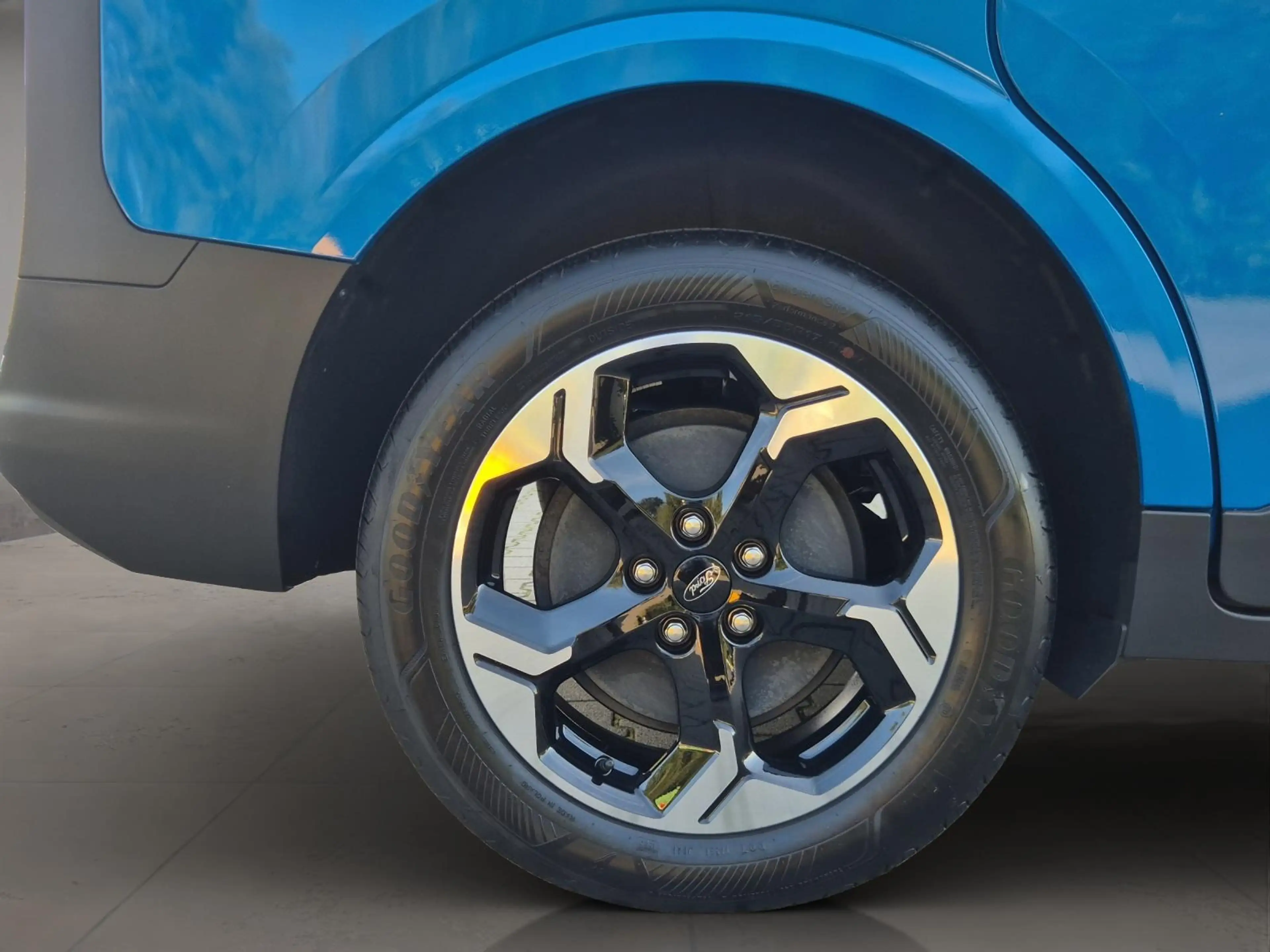 Ford Transit Courier E-Transit Limited 44 kWh — photo 31
