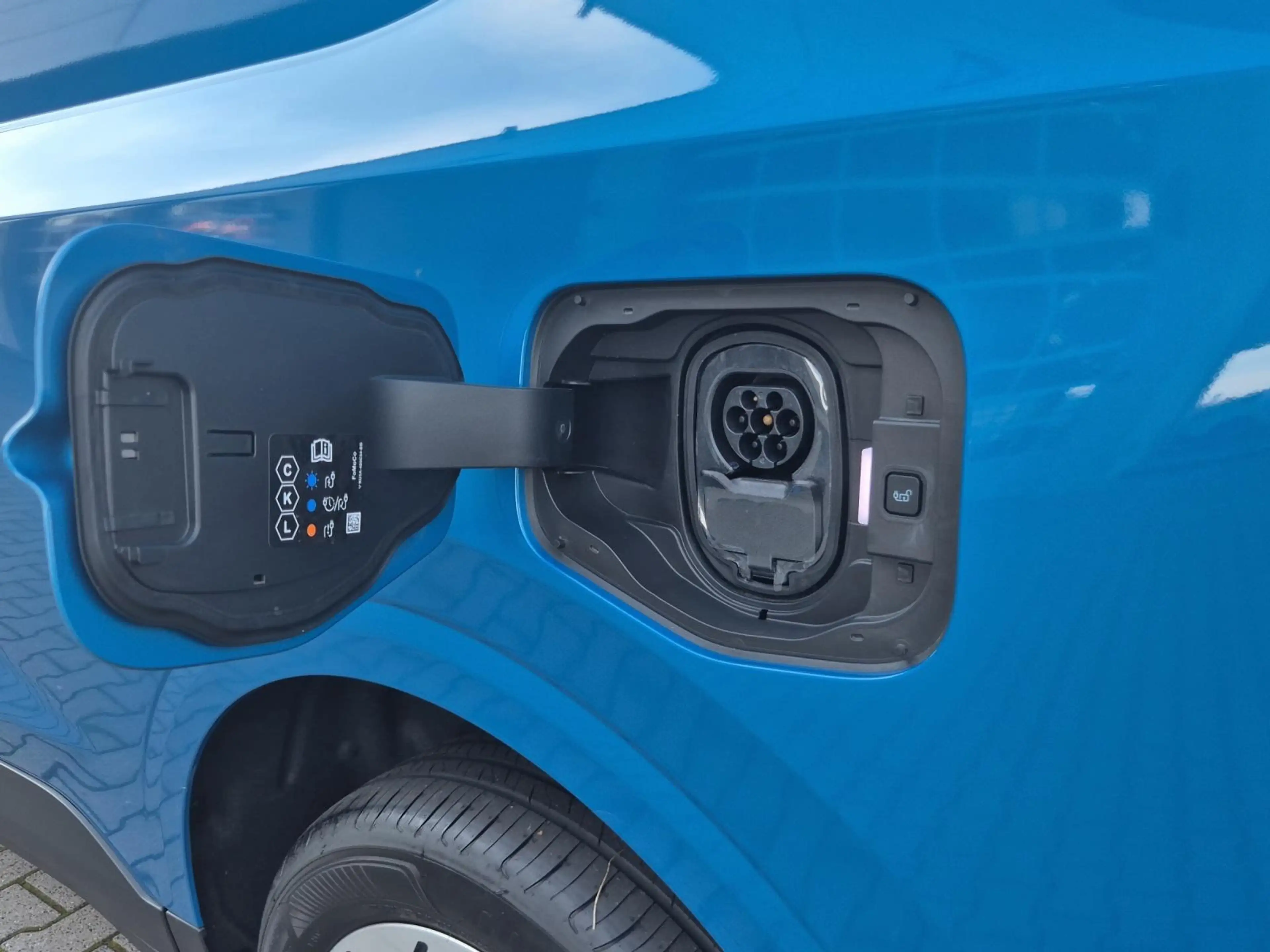 Ford Transit Courier E-Transit Limited 44 kWh — photo 33