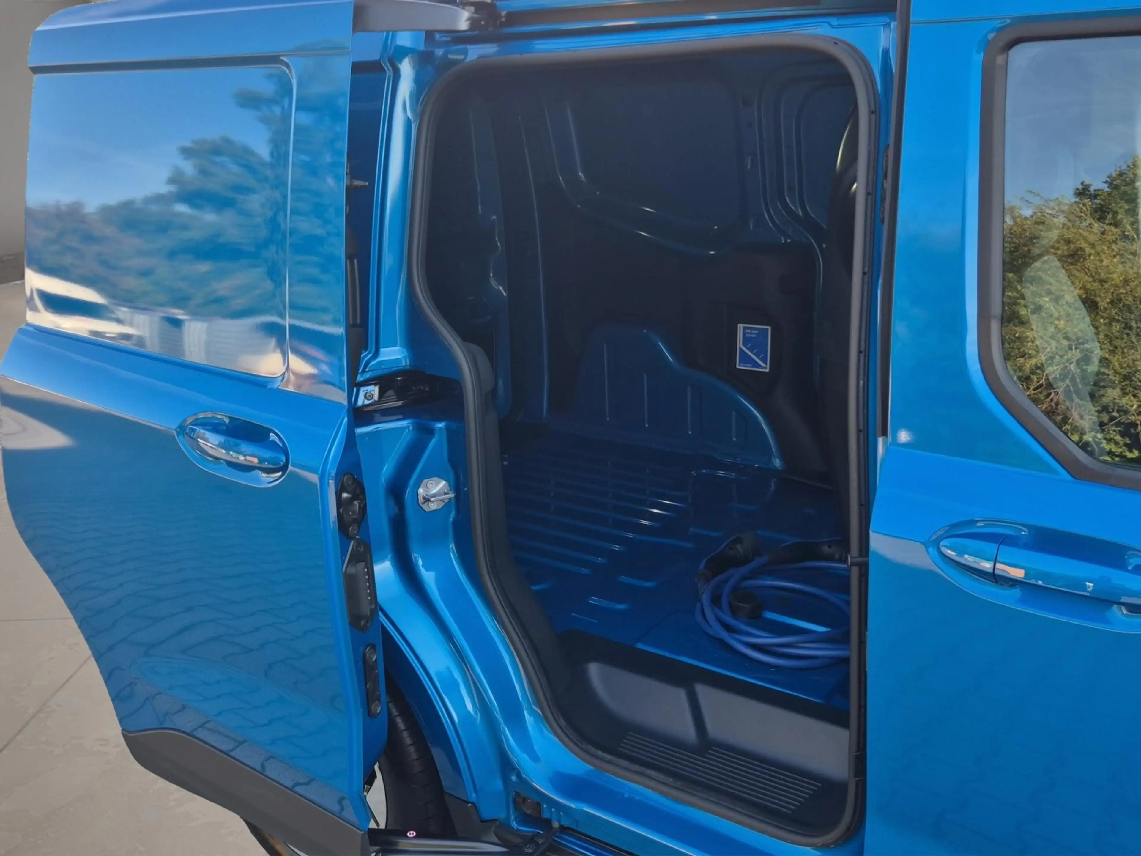 Ford Transit Courier E-Transit Limited 44 kWh — photo 27