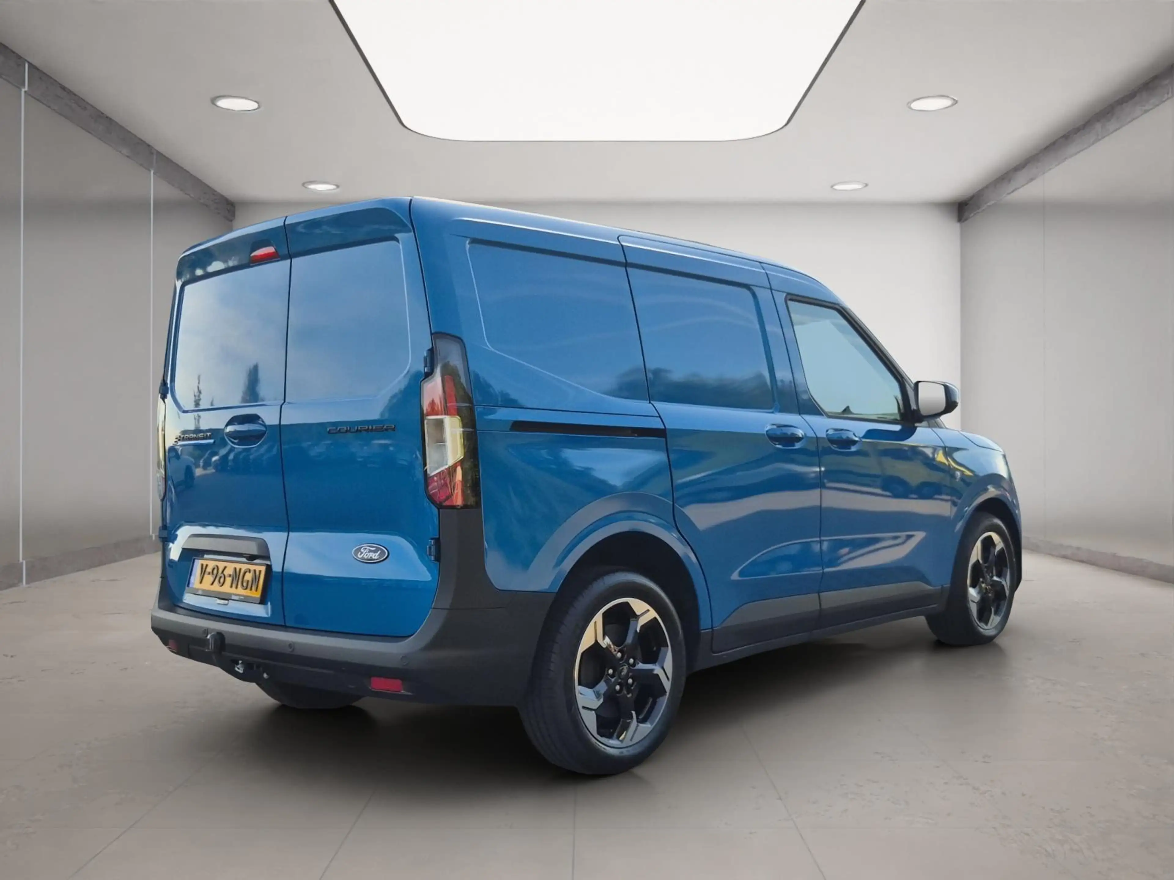 Ford Transit Courier E-Transit Limited 44 kWh — photo 9