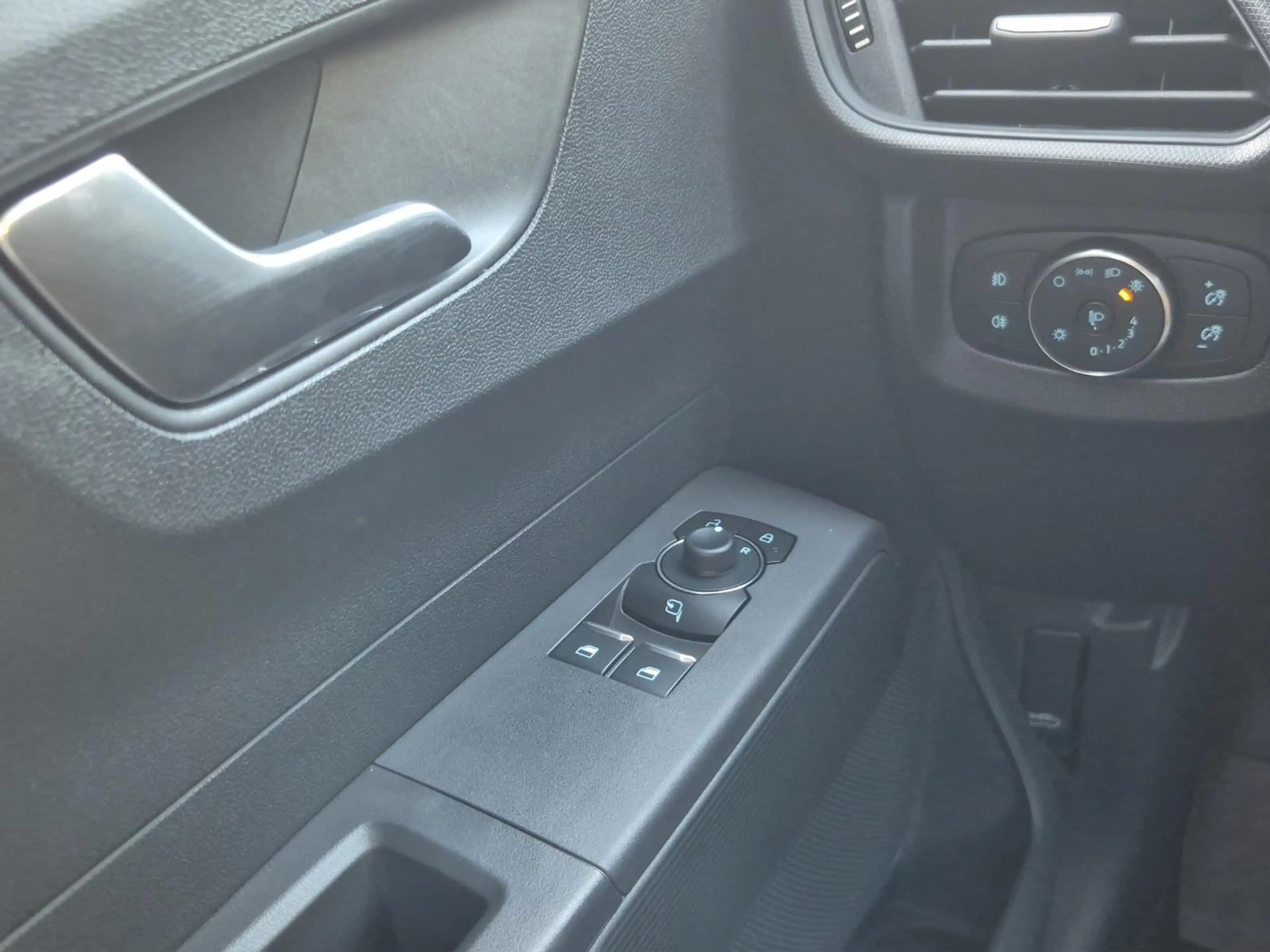 Ford Transit Courier E-Transit Limited 44 kWh — photo 18