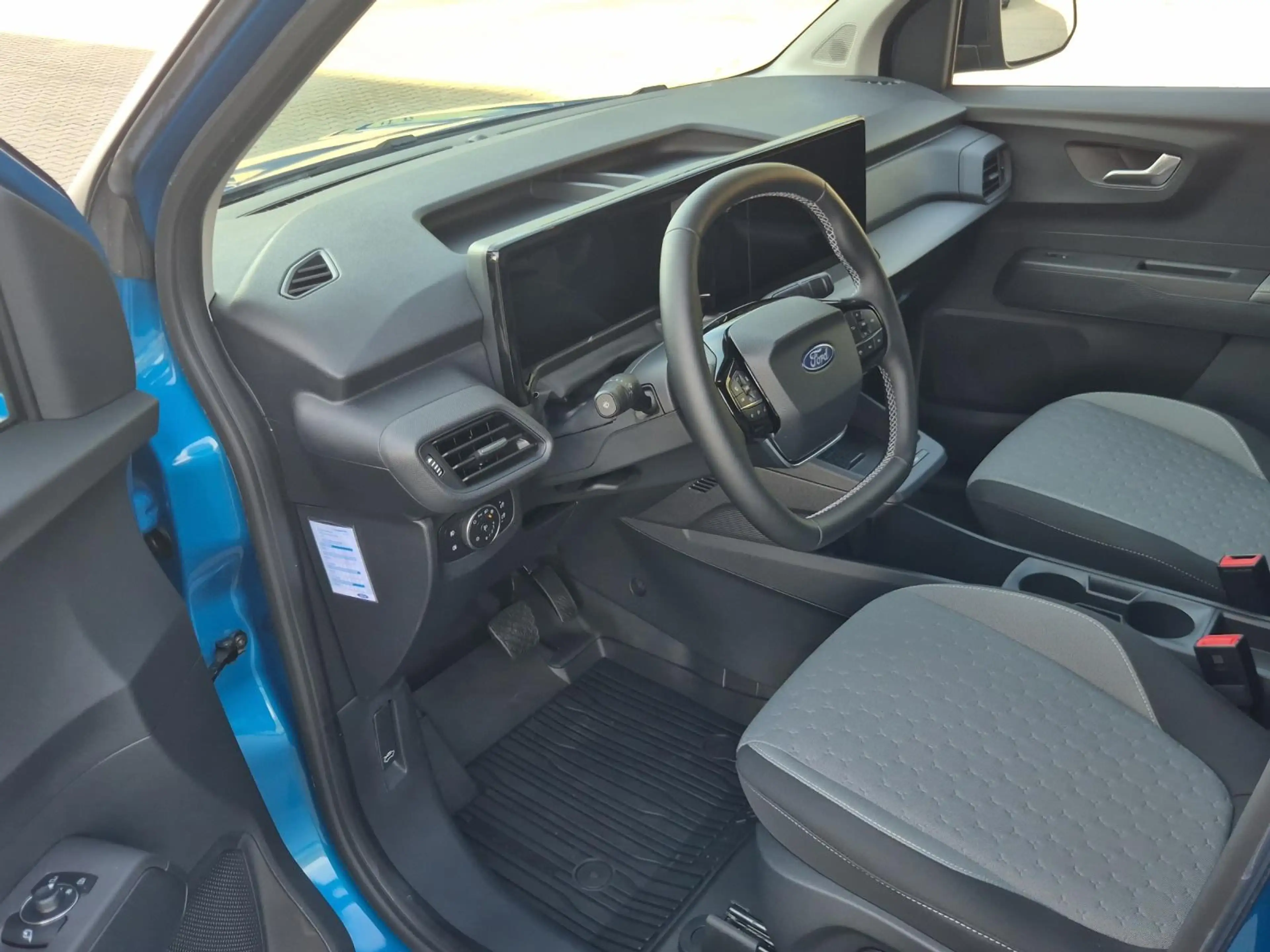 Ford Transit Courier E-Transit Limited 44 kWh — photo 26