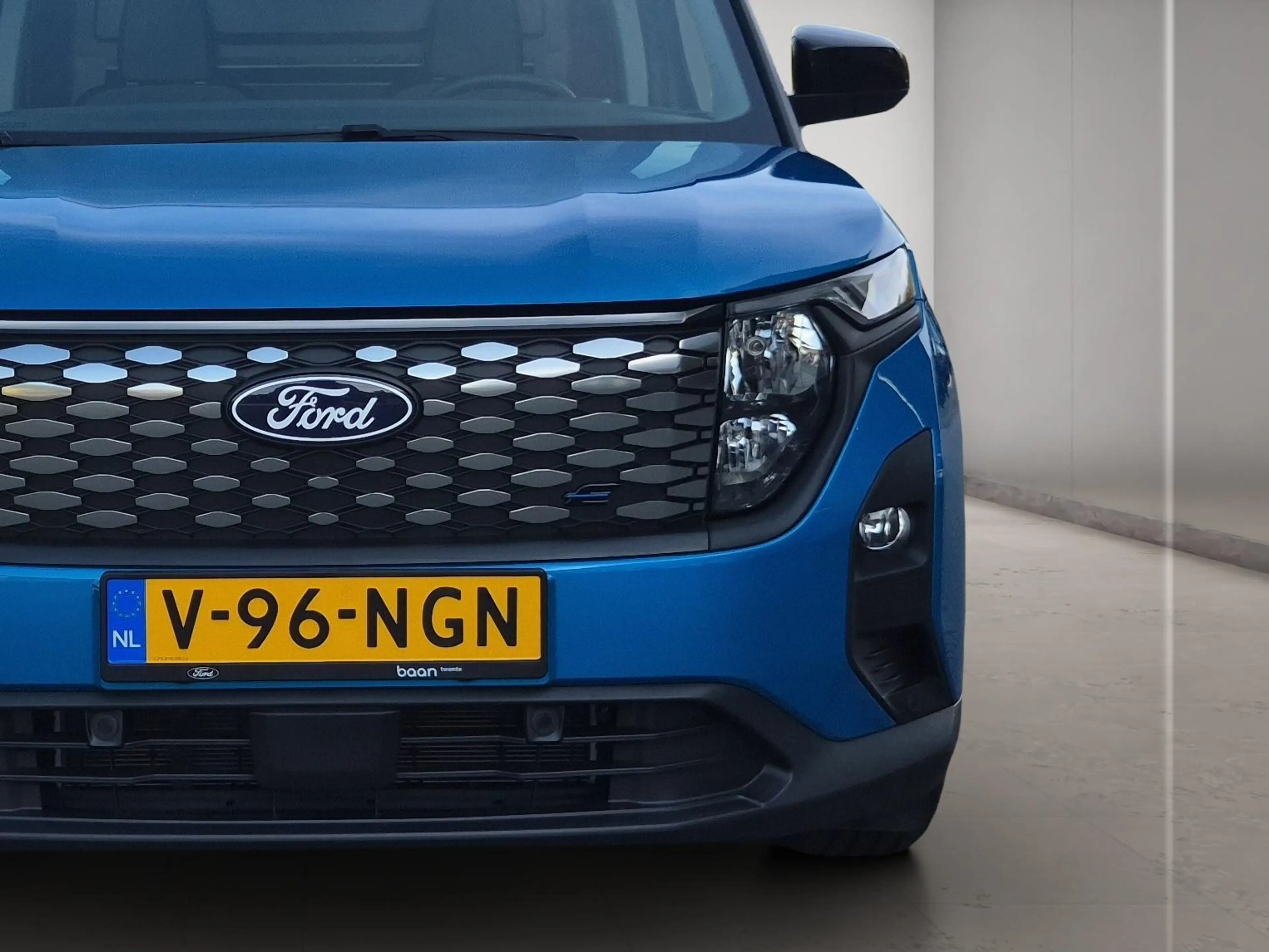 Ford Transit Courier E-Transit Limited 44 kWh — photo 14