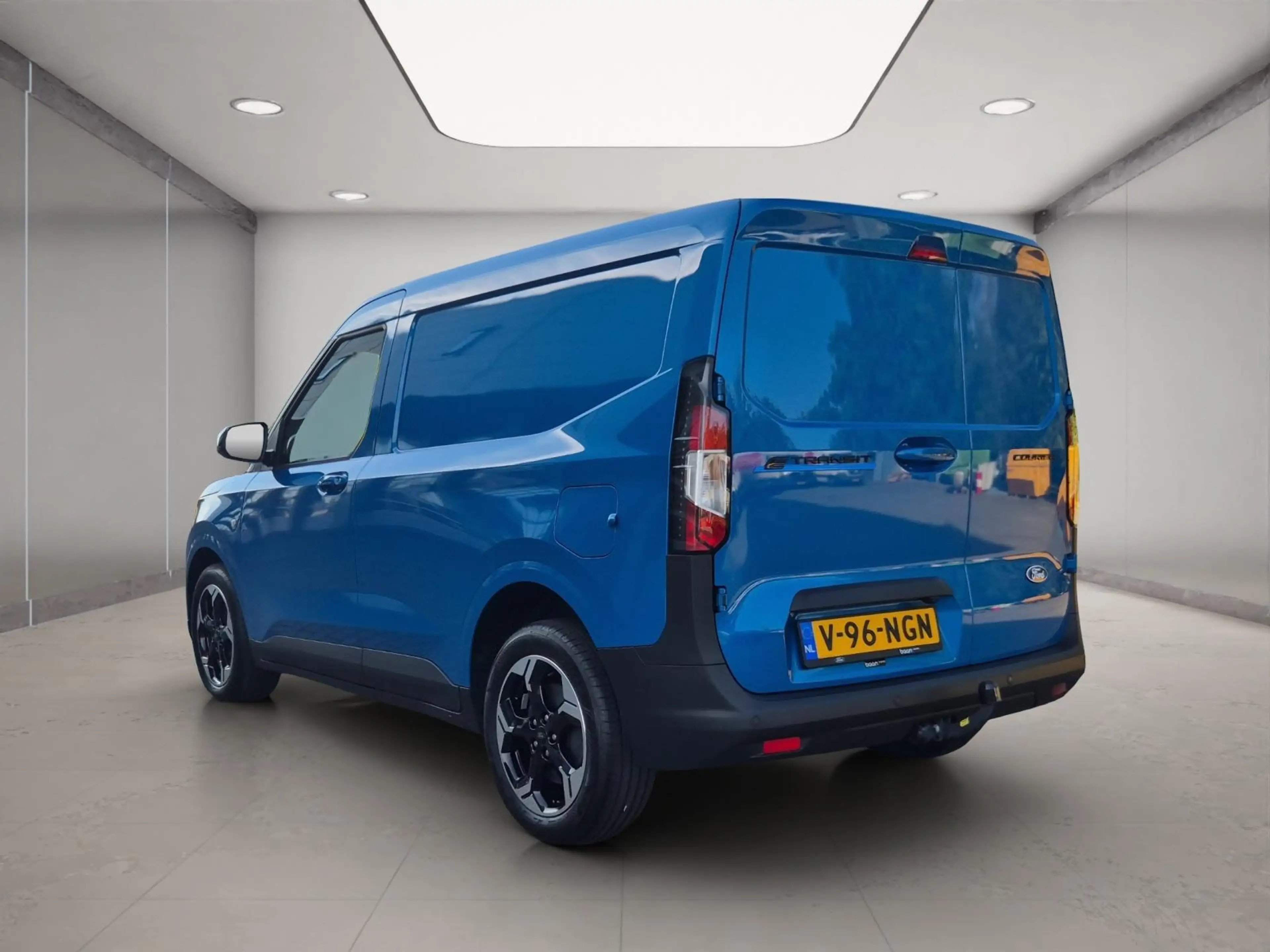 Ford Transit Courier E-Transit Limited 44 kWh — photo 6