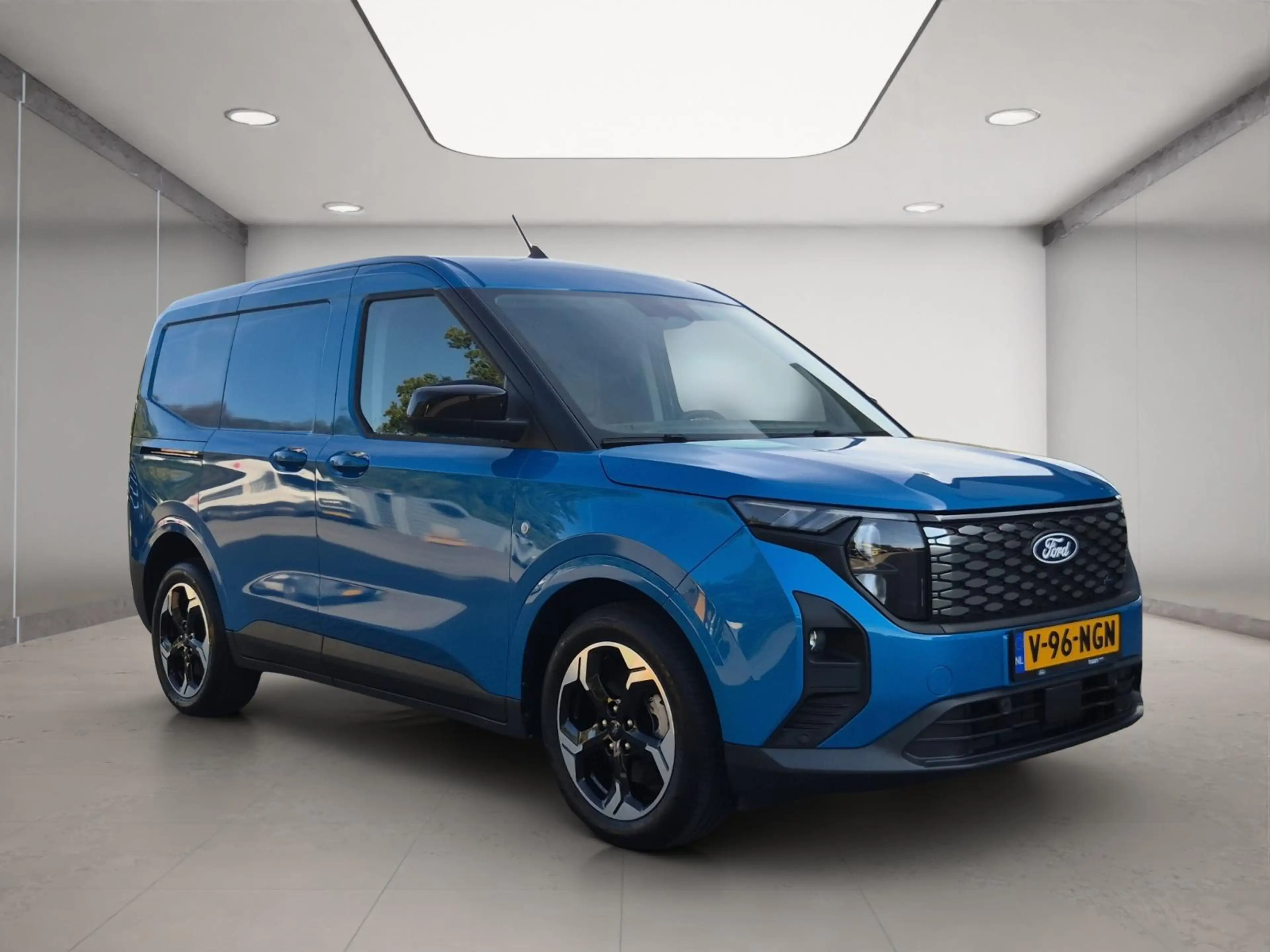 Ford Transit Courier E-Transit Limited 44 kWh — photo 12