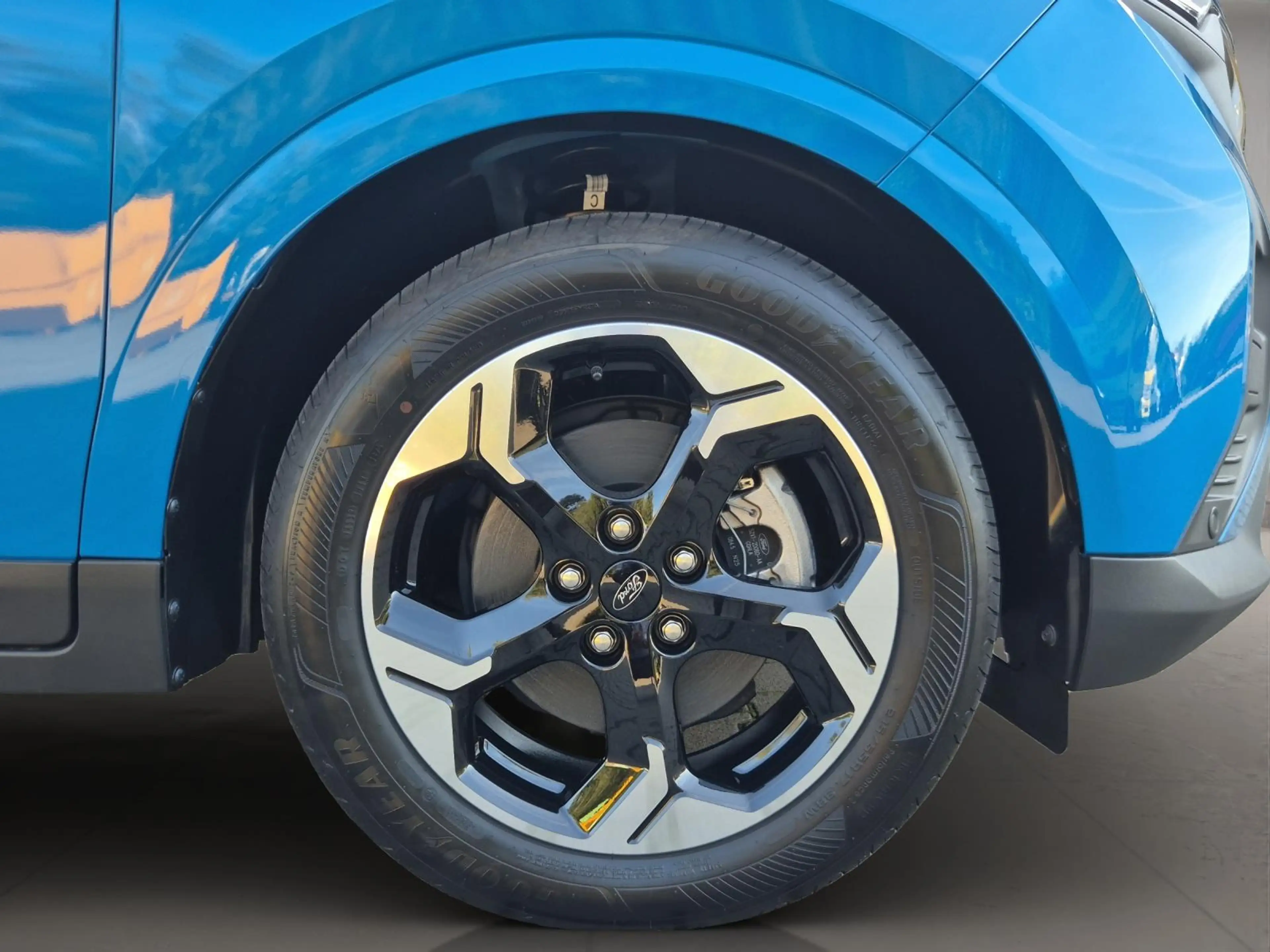 Ford Transit Courier E-Transit Limited 44 kWh — photo 30