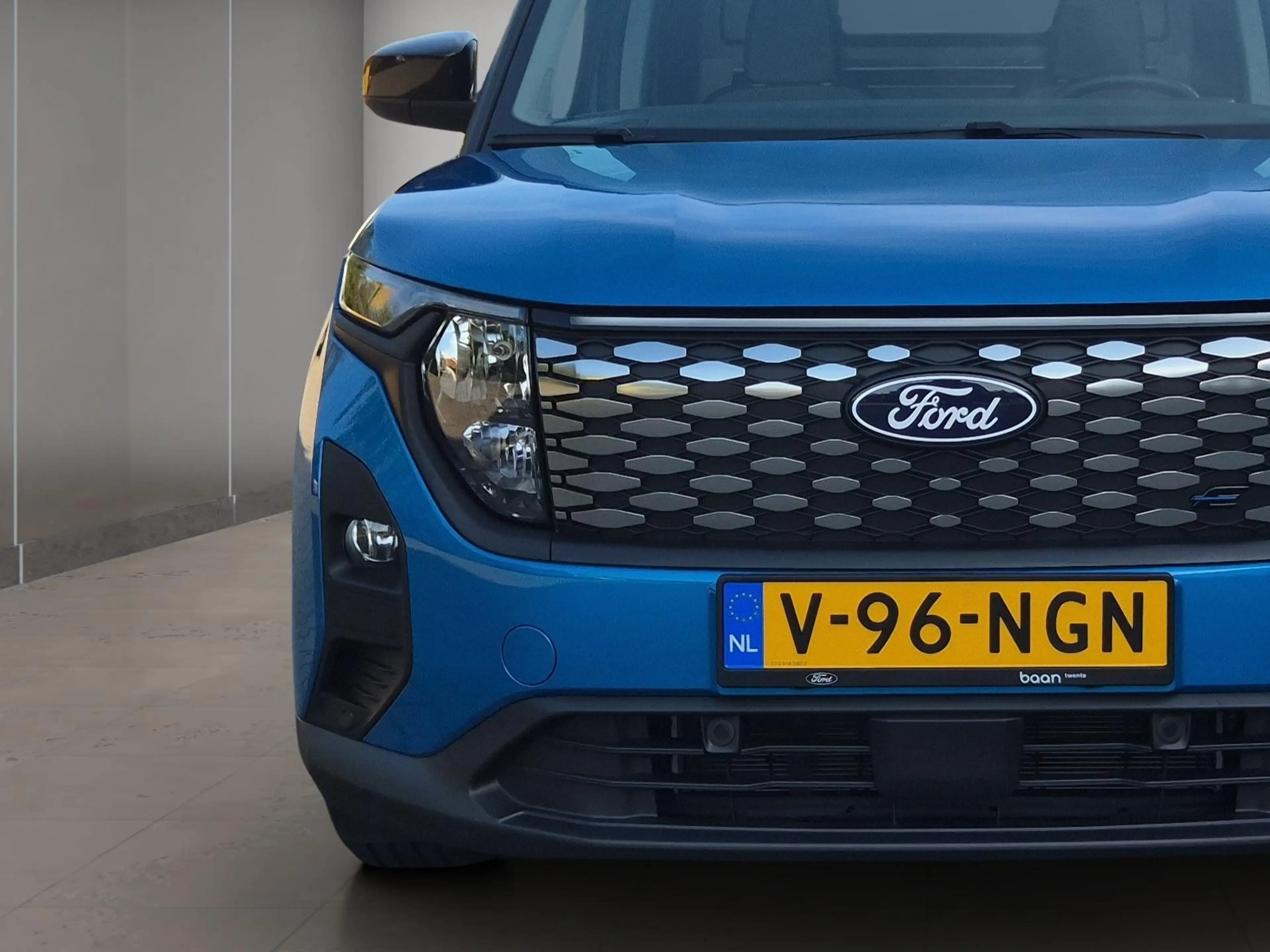 Ford Transit Courier E-Transit Limited 44 kWh — photo 4