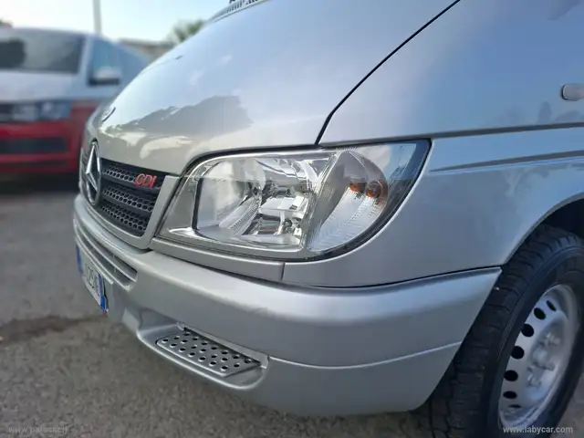 Mercedes-Benz Sprinter view 4