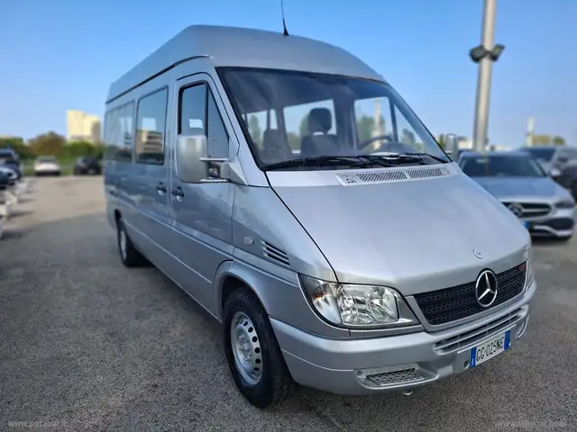 Mercedes-Benz Sprinter view 3