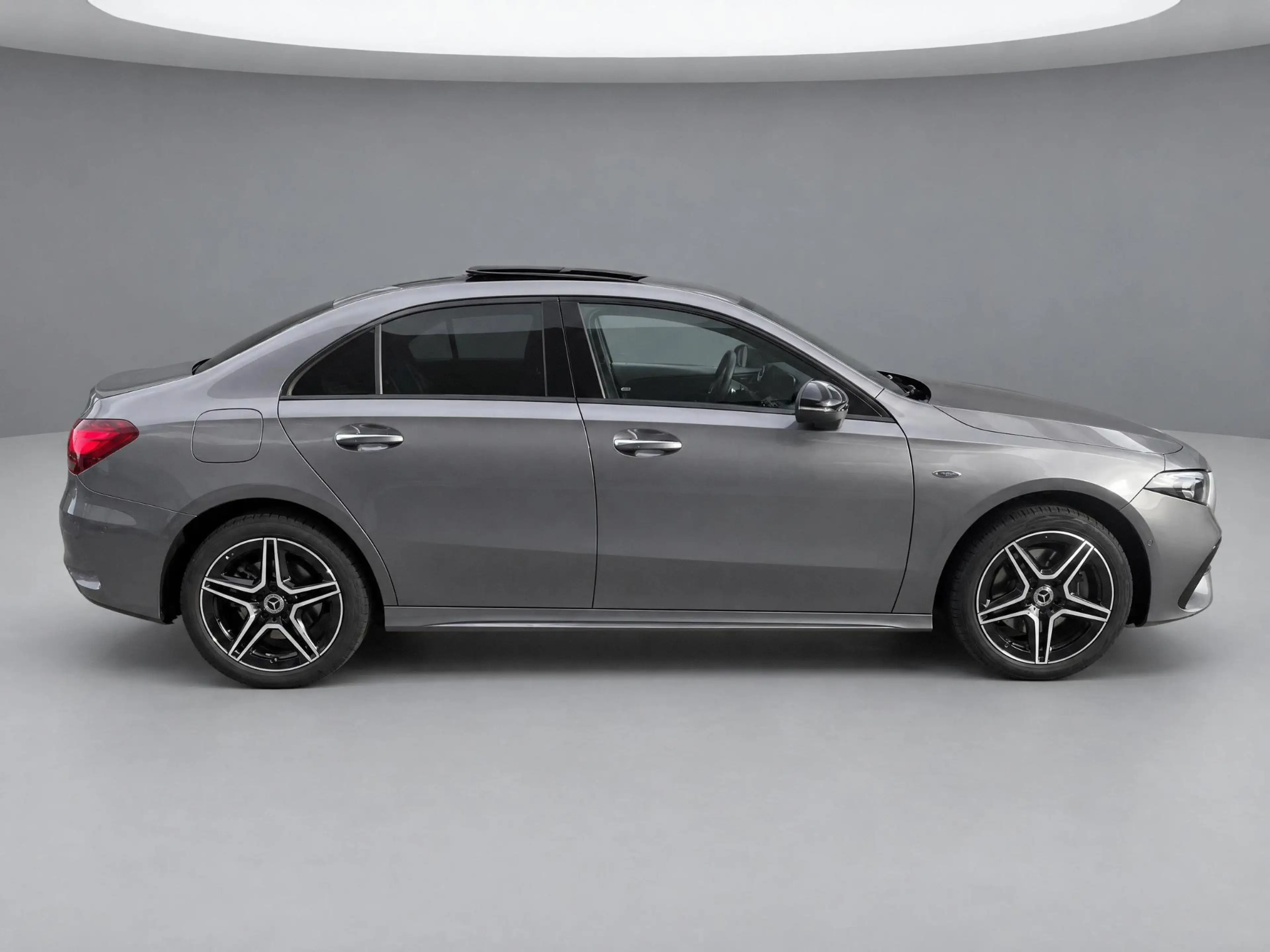 Mercedes-Benz A 250 e Business Solution AMG — photo 4