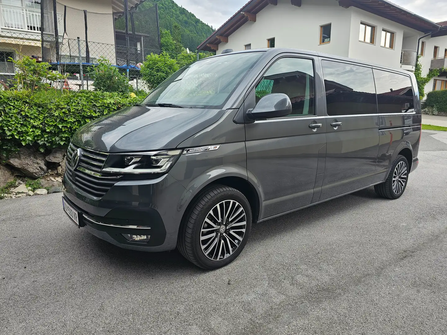 Volkswagen T6.1 Transporter 2.0 TDI DSG - 4Motion - VollausstNavi - LEDER - LED - AHK - ACC - Multivan Dashb. - DOKA LR Grau - 1