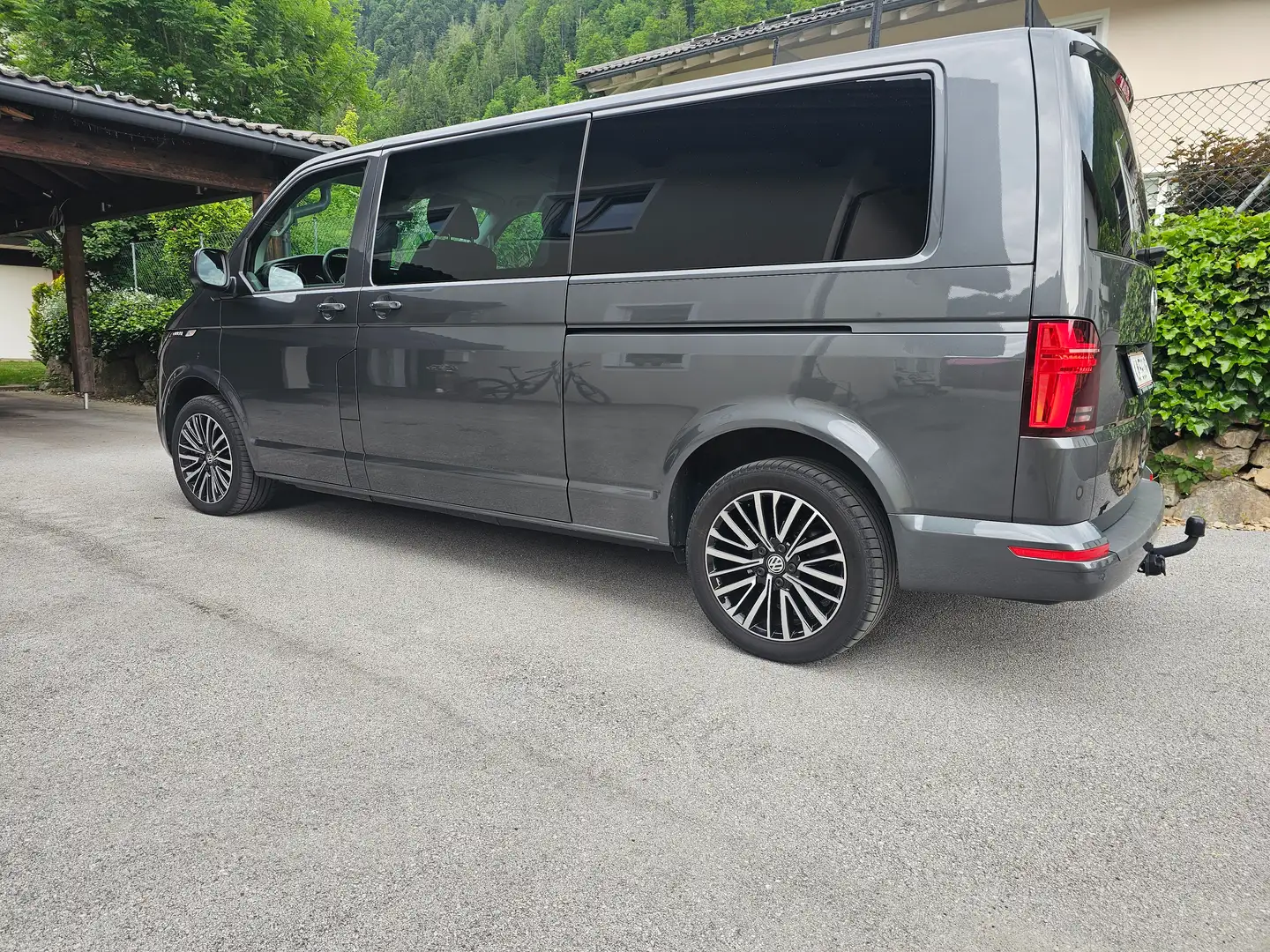 Volkswagen T6.1 Transporter 2.0 TDI DSG - 4Motion - VollausstNavi - LEDER - LED - AHK - ACC - Multivan Dashb. - DOKA LR Grau - 2